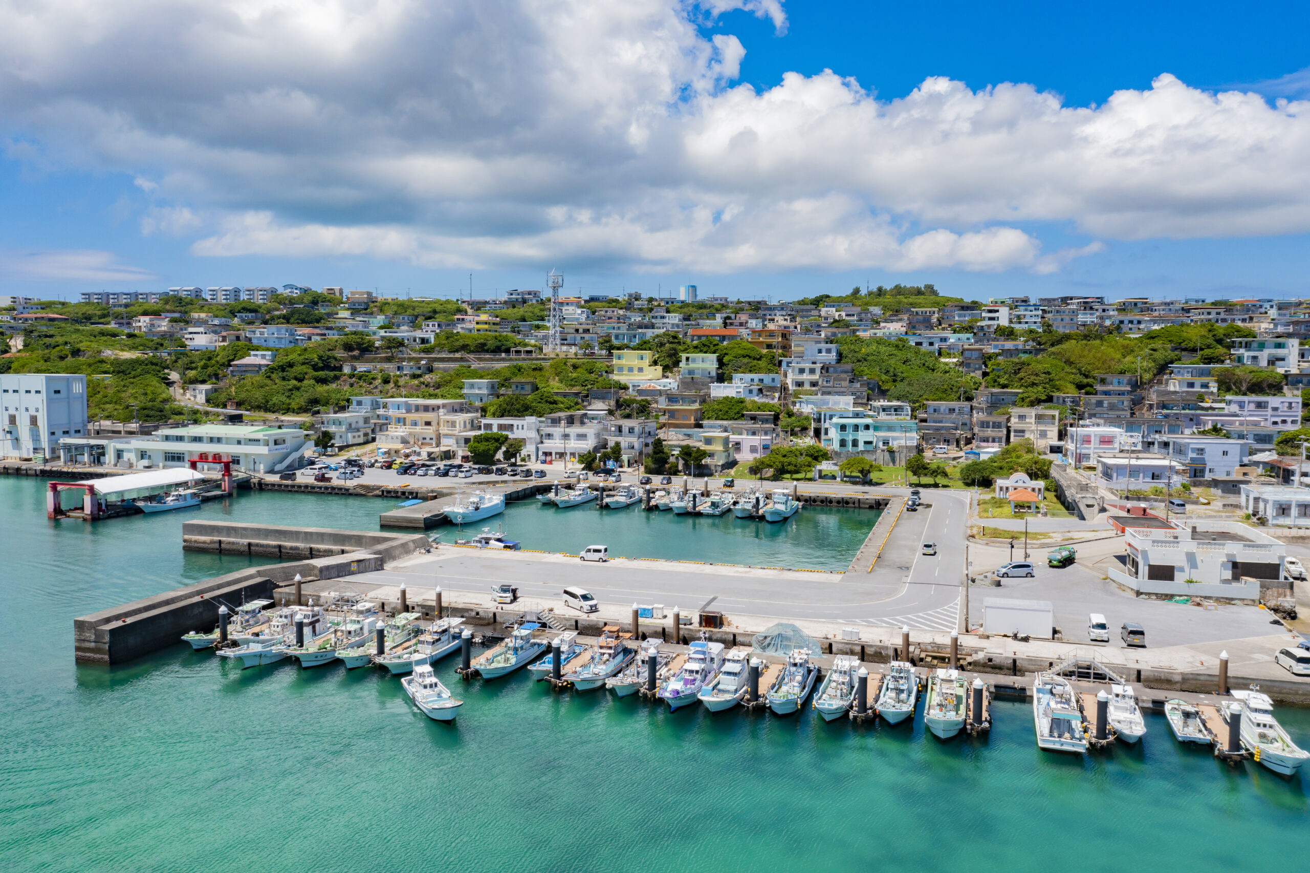 宮古島の港と街並み、船が並ぶ海辺の風景